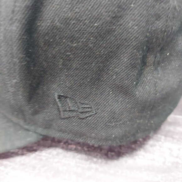 New Era NY Yankees Men's Fitted Cap - All Black (59FIFTY) Size 8 Embroidered - Picture 7 of 16